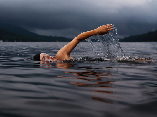 Selbstbewusst schwimmen: Tipps zum Umgang mit einem Menstruationsbikini während der Periode